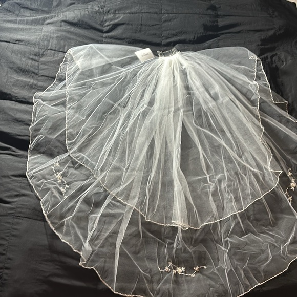 Make offer! NWT Fingertip 2 Tier Bride Veil Beaded edging flower scroll design - Picture 2 of 13
